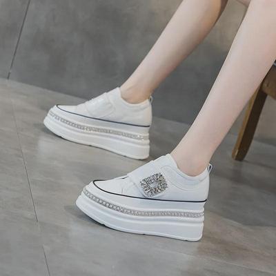 Sneakers da donna bianche con plateau a punta tonda e velcro - Aumentano l'altezza, con suola spessa, stile sportivo casual per l'autunno 2023.