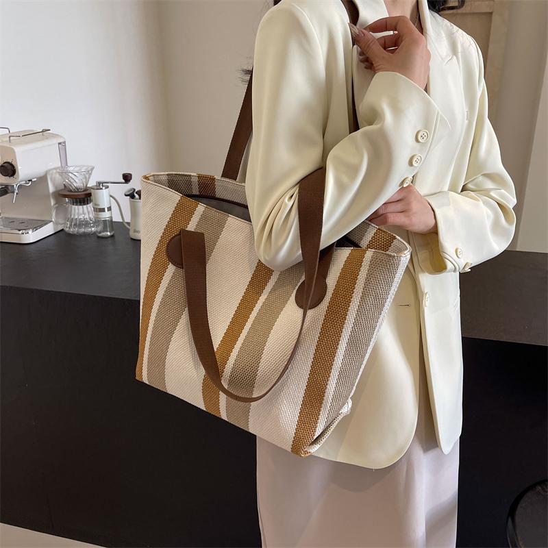 Холщовая большая сумка в контрастную полоску Женская сумка на плечо под мышками бежевый — фото 13