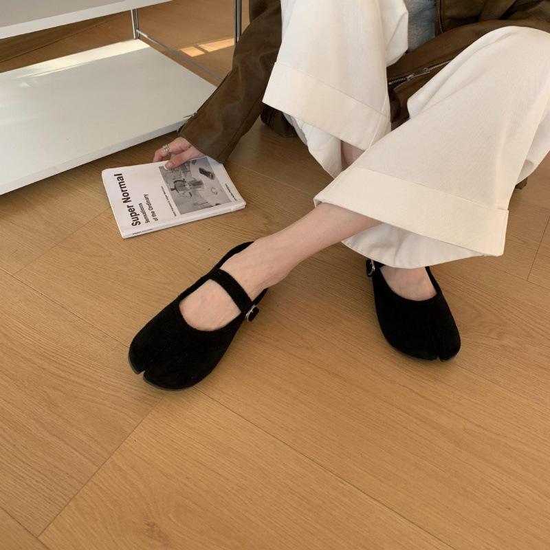 Retro suede split-toed pig's trotters flat-soled single shoes women's shoes 2025 new spring and autumn horseshoe Mary Jane shoes women