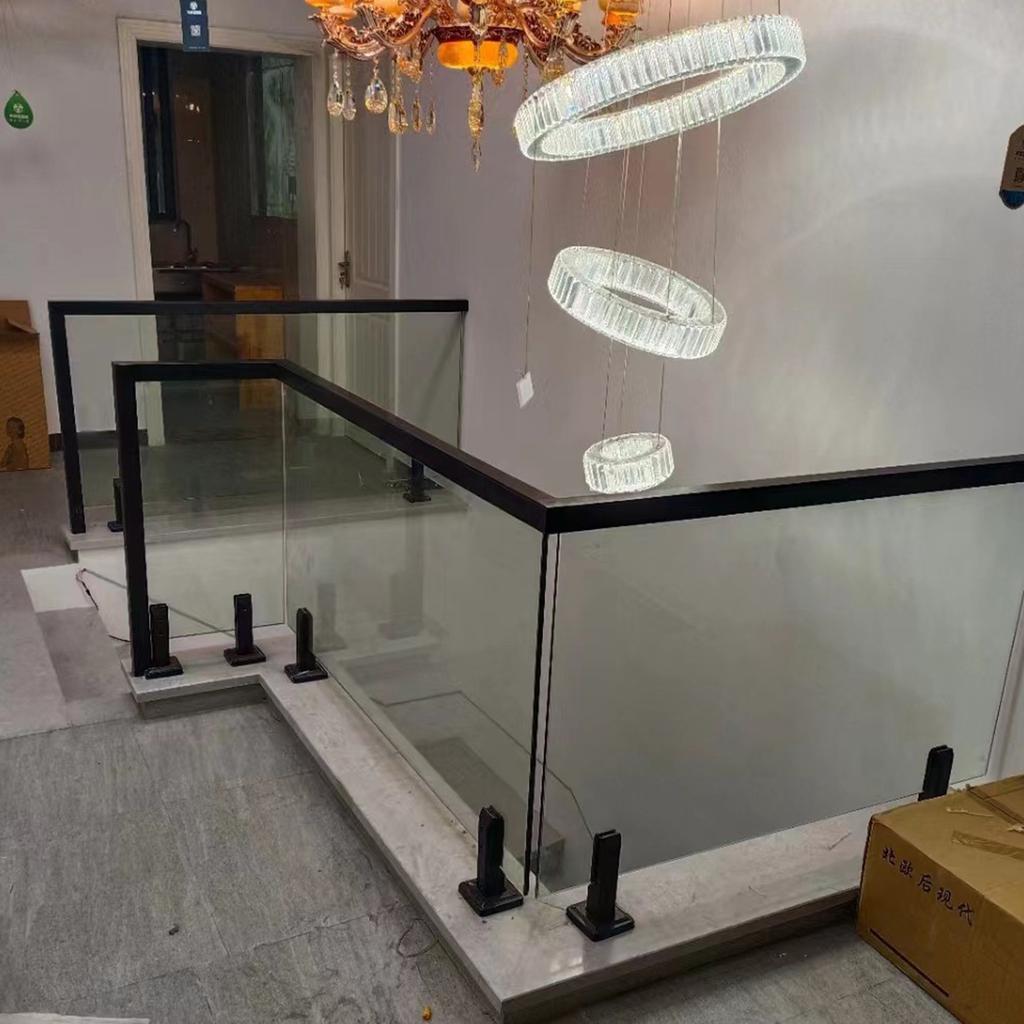 Set von Glasgeländerhaltern Quadratische Designs für Stärke Edelstahlkonstruktion für Balkone und Treppen