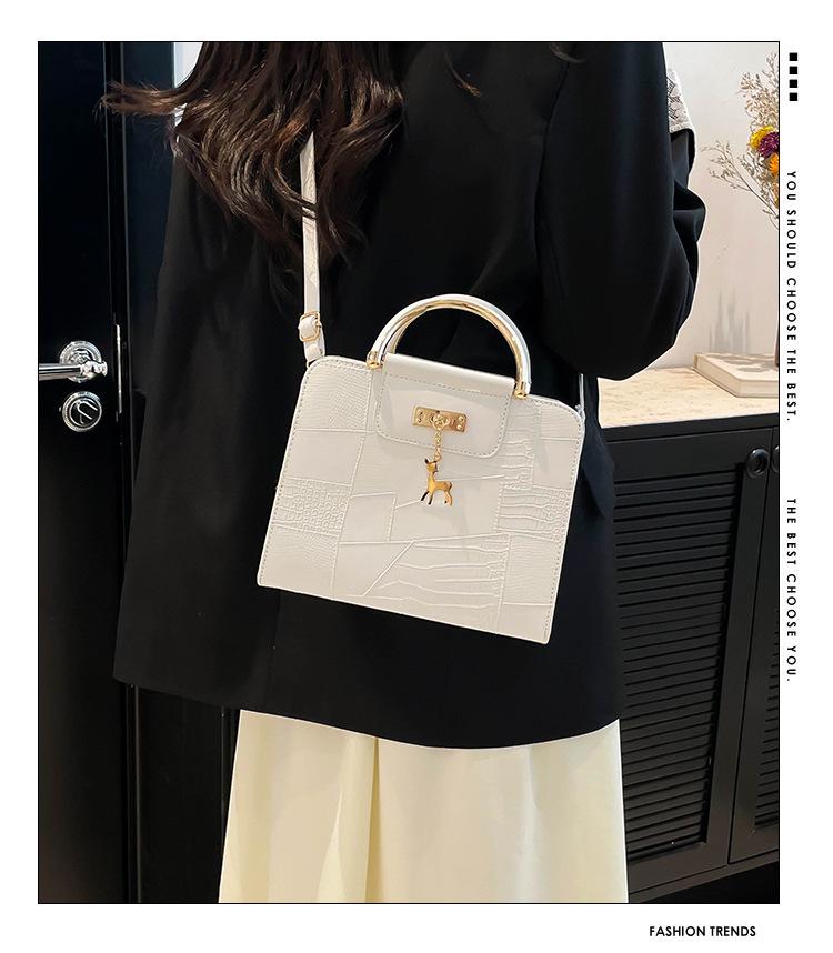 2025 A/W Women's Solid Color Korean-Style Handbag: Simple Crossbody & Single Shoulder Bag for Commuting