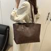 Retro high-end large-capacity bag tote bag, new simple commuter bag, fashionable single shoulder armpit bag.