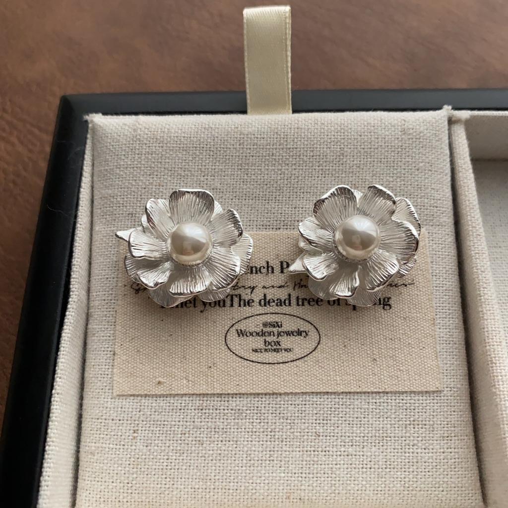 Metal three-dimensional stacked petals pearl stud earrings French romantic earrings