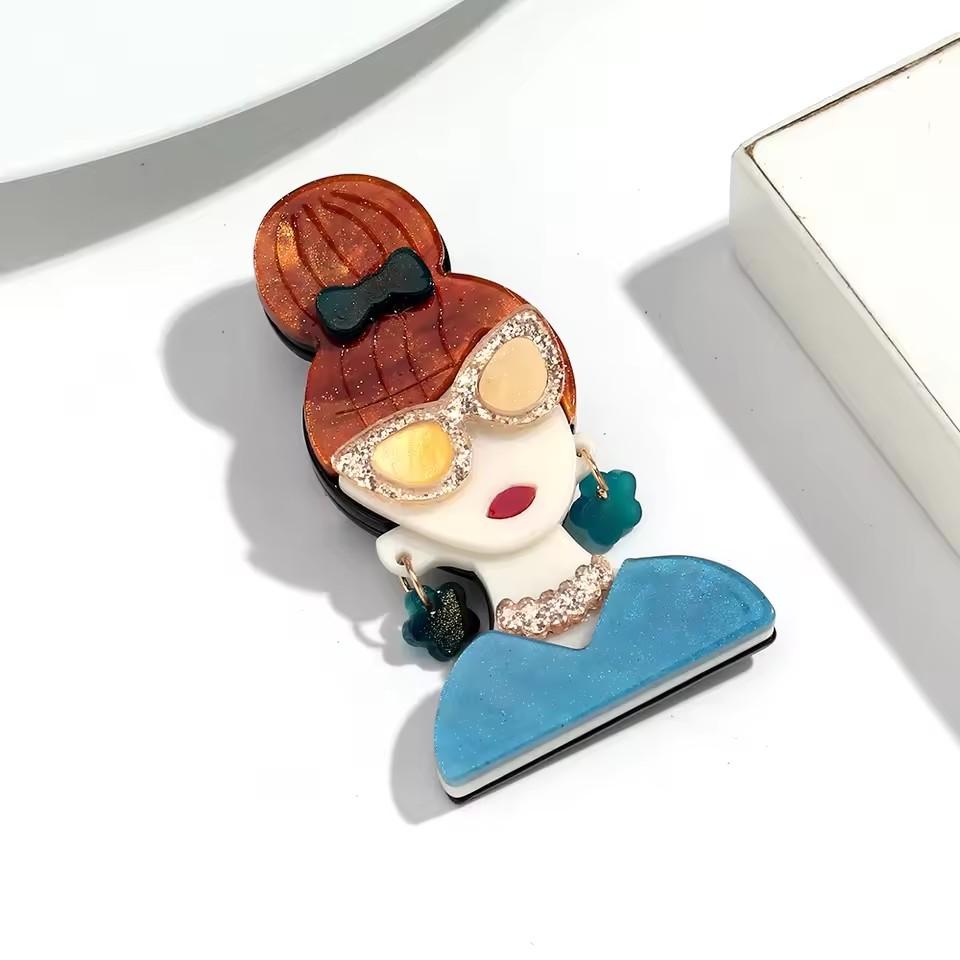 

New Cute Girl Figure Acrylic Brooches for Women Blue Spliced Handmade Lady Bag Badges and Pins Jewelry Clothing Accessories Gift