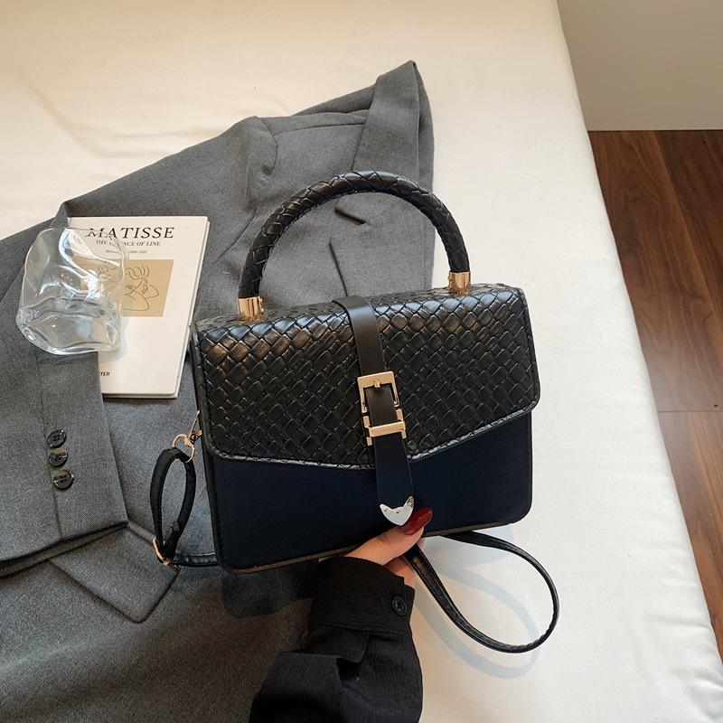 

Solid color crocodile pattern personalized casual small square bag women s simple and fashionable autumn new retro high-end messenger bag чорний