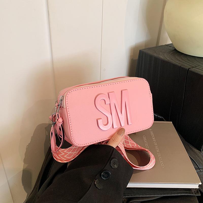 

Трендовая универсальная женская сумка для камеры, текстурированная квадратная сумка, повседневная сумка через плечо, легкая роскошная сумка через плечо, широкий плечевой ремень, женская сумка с надписью розовый