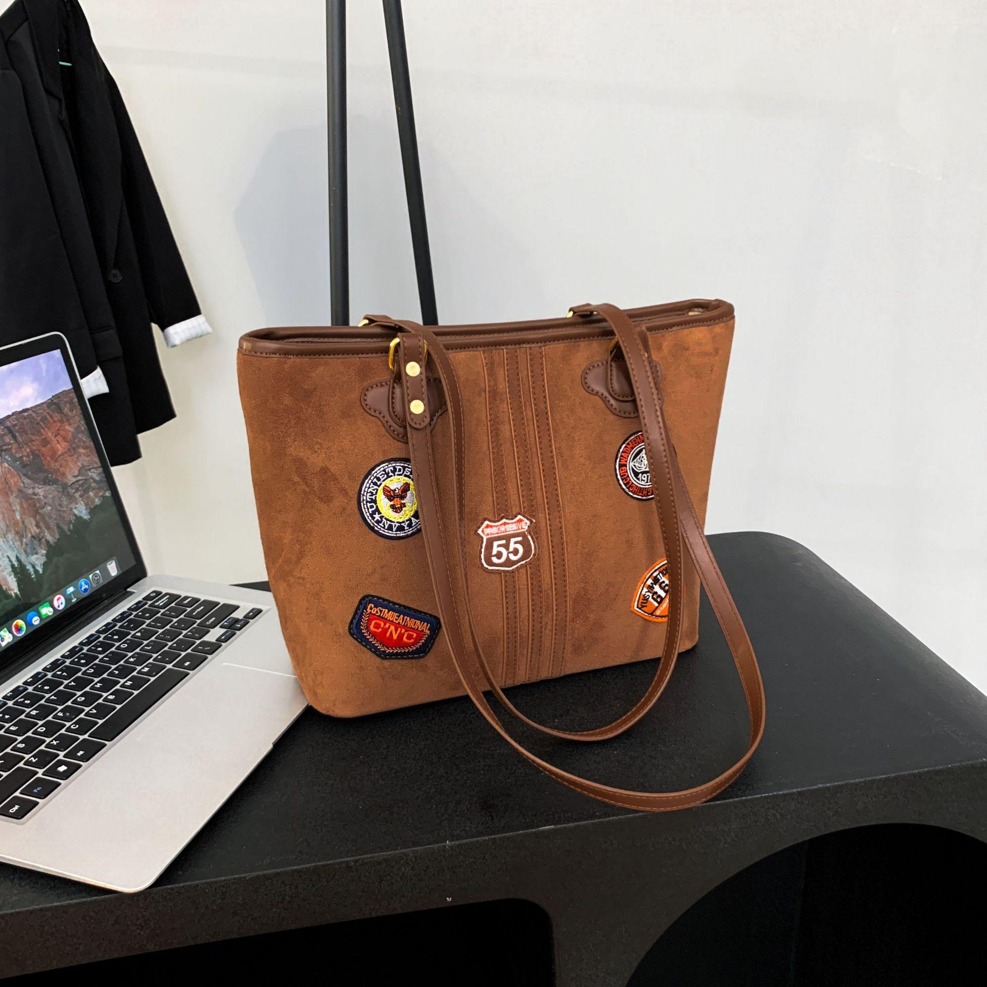 

Embroidery badge bag women s 2025 new fashion high sense American retro large capacity armpit bag shoulder bag коричневий