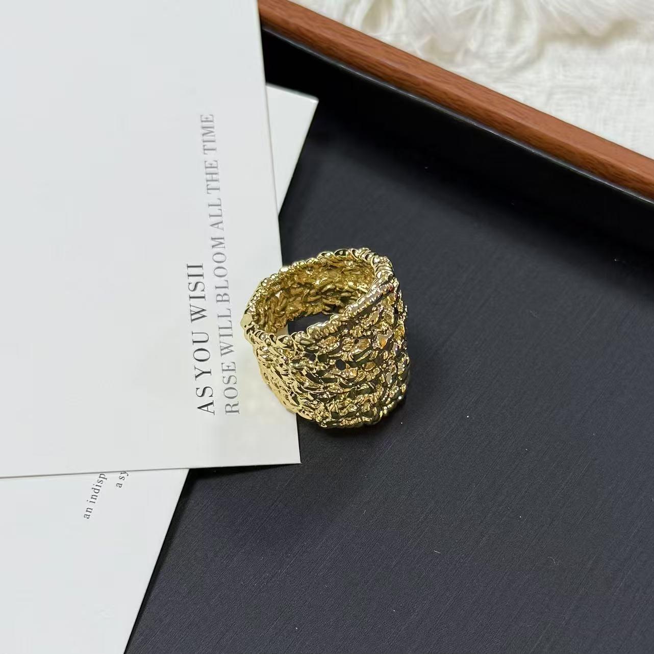 Изысканные ажурные серьги-гвоздики с уникальным дизайном - Легкая роскошь и элегантные подвески