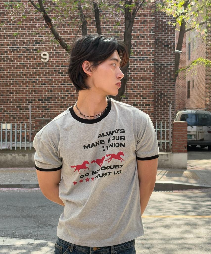 AMOU Running Horse Ringer T-Shirts Gray