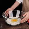 Przezroczysta szklana miska do mieszania i sałatek