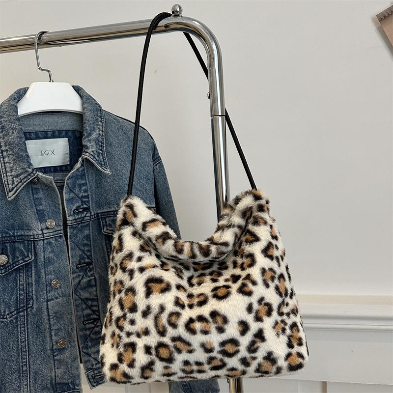 Autumn and Winter Plush Bag Women's 2025 New Fashion Niche Leopard Print Shoulder Bag Large Capacity Messenger Dumpling Bag