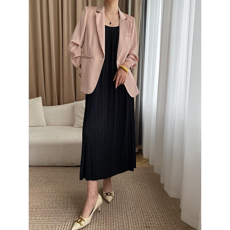 

Синан SN3223: Легкая куртка из блестящего твилового атласа с плиссированными рукавами три четверти