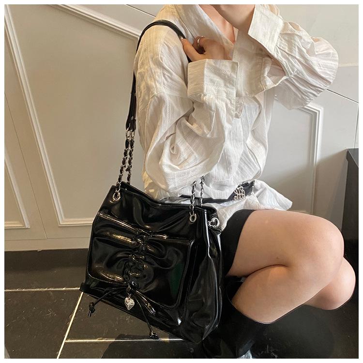

Retro casual texture bow casual shoulder underarm bag women s spring 2025 new pleated messenger bag