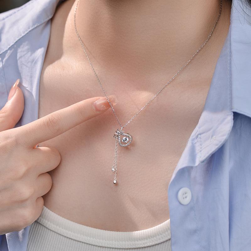 Sac porte-bonheur, Collier à pampilles, Tempérament féminin exquis, Petit groupe, Diamants légers et luxueux, Sac d'argent de haute qualité, Chaîne de col