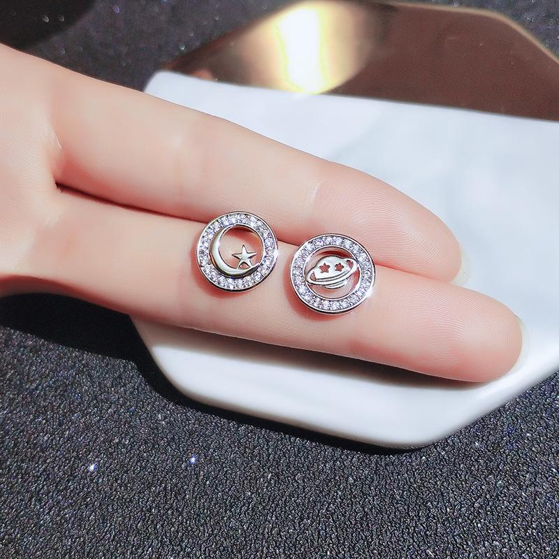 High End Sense Circle Fashion Diamond Earrings for Women Asymmetric Star and Moon Earrings Super Fairy Fresh Simple Ear Clip Without Ear Holes