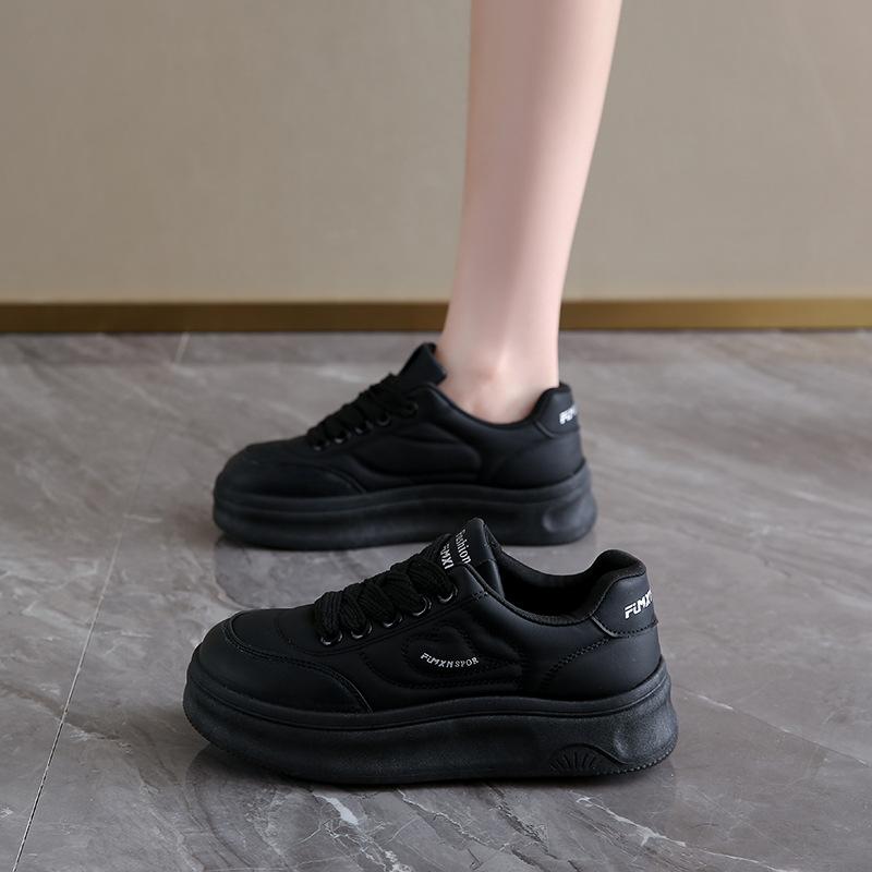 

Маленькие белые туфли осенью 2025 года, новые, с круглым носком, на шнуровке, на платформе, спортивные и повседневные туфли, женские, модные, универсальные, туфли на платформе для бега 40 чёрный