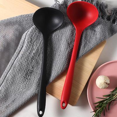 2Pcs Hitzebeständige Silikon Schöpfkelle Löffel Langen Griff Hängen Loch Nicht-Stick Rühren Löffel Küche Kochen Utensilien Backen werkzeug