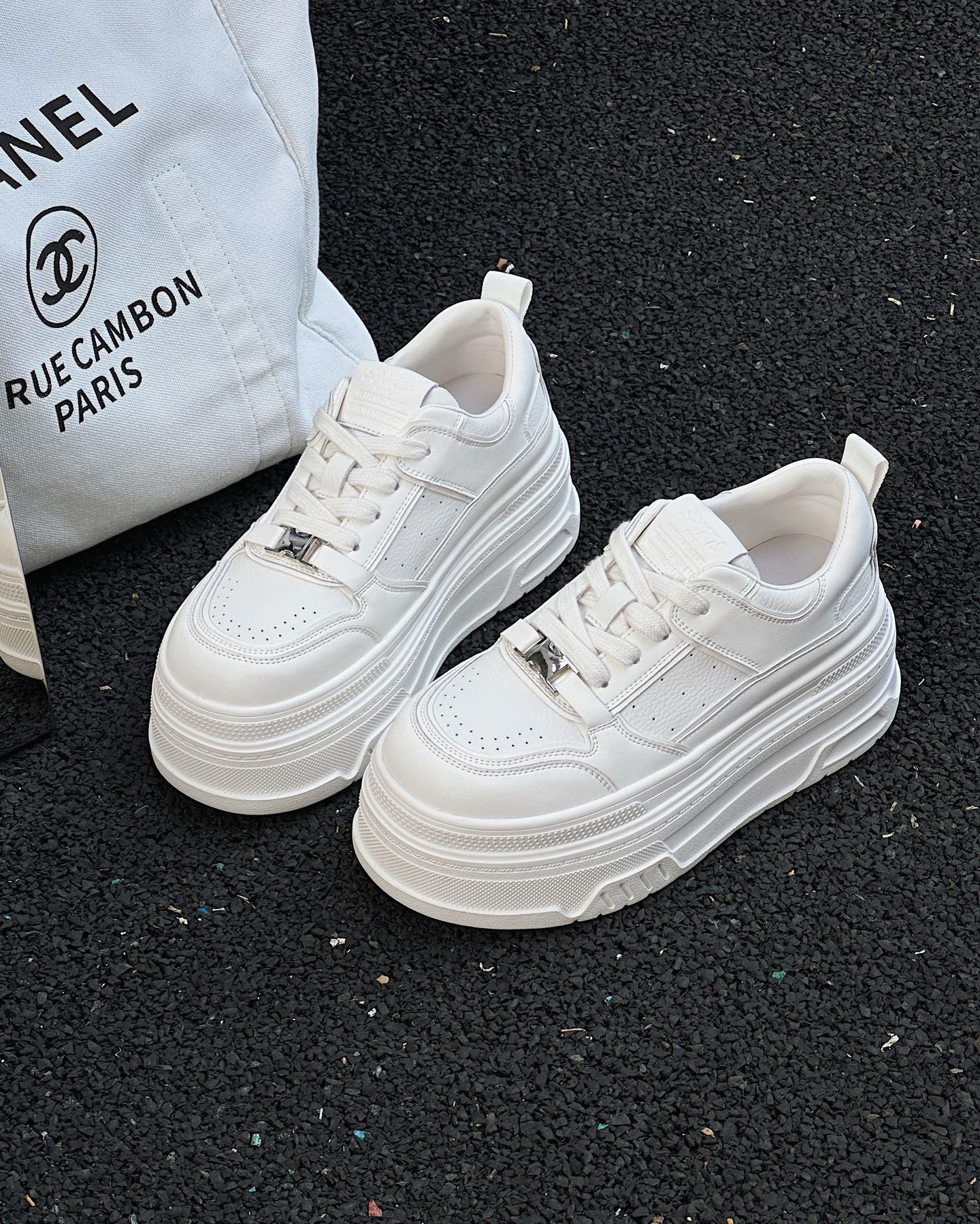 

2025 early spring new heightening 6CM thick-soled ultra-light little white shoes women s versatile casual muffin lace-up lock board shoes 35