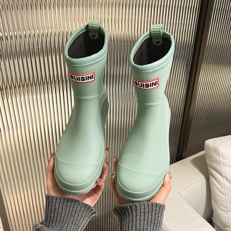 Fashion medium tube rain shoes women's water shoes winter wear rain boots adult velvet soft sole waterproof non-slip women's rubber shoes