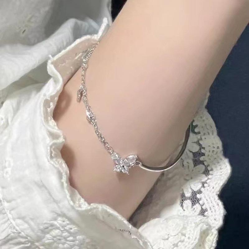 

Frosted Diamond Butterfly Bracelet - A Unique and Stylish Design for Girls, Featuring A Sweet and Youthful Vibe. Ideal As A Gift for Best Friends.