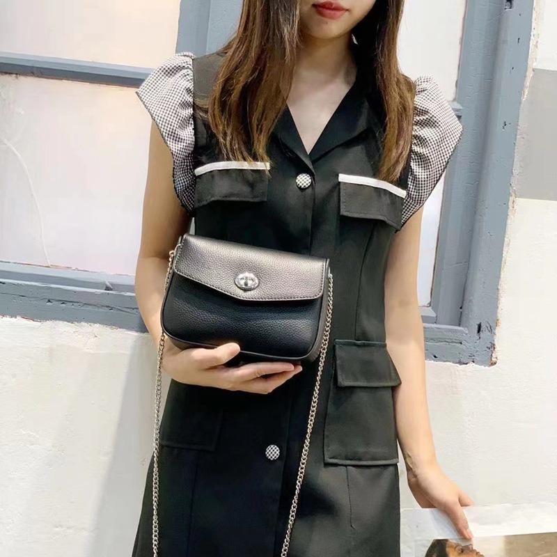 

Мини-сумки Кожаная мини-сумка OEM Кожаная простая сумка-флип на цепочке Кроссбоди Маленькая квадратная сумка чёрный