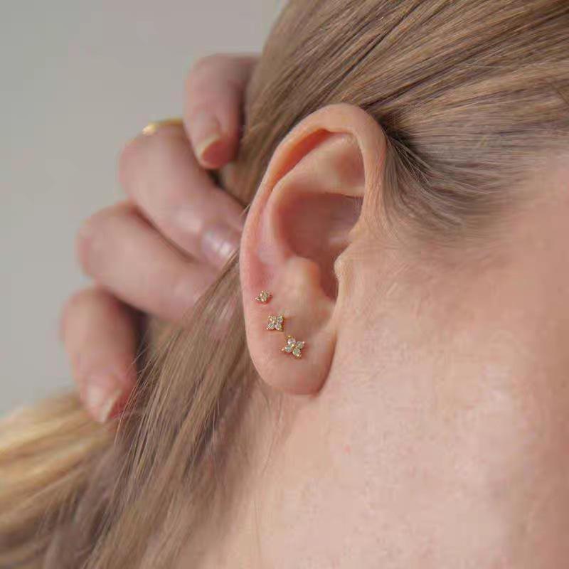 Korean Four-Leaf Clover Stud Earrings with Zirconia in Real Gold 