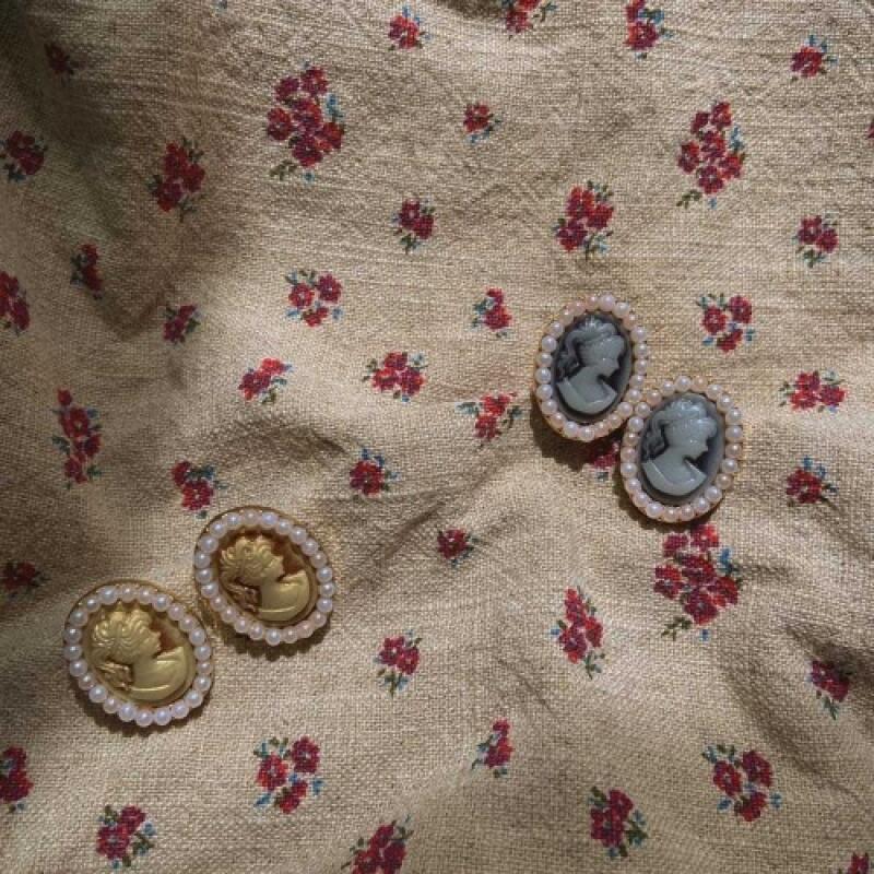 

Pearl Frame Cameo Earrings (Earrings can be changed) beige
