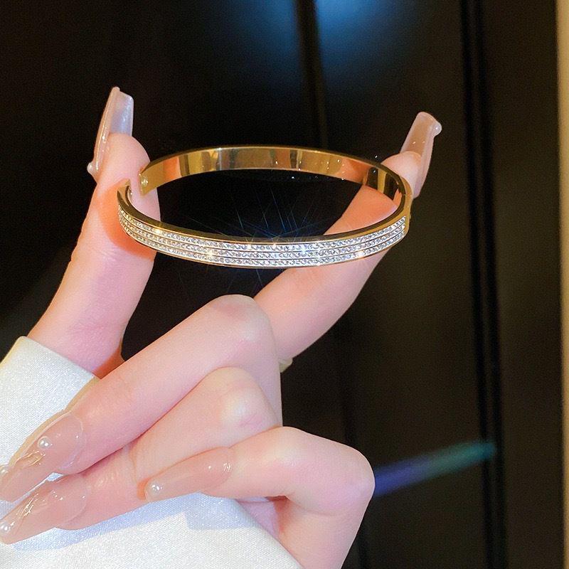 Baby's Breath Gold-Plated Titanium Steel Bracelet: Sparkling Light Luxury, Non-fading Cross-border European & American Women's Bangle.