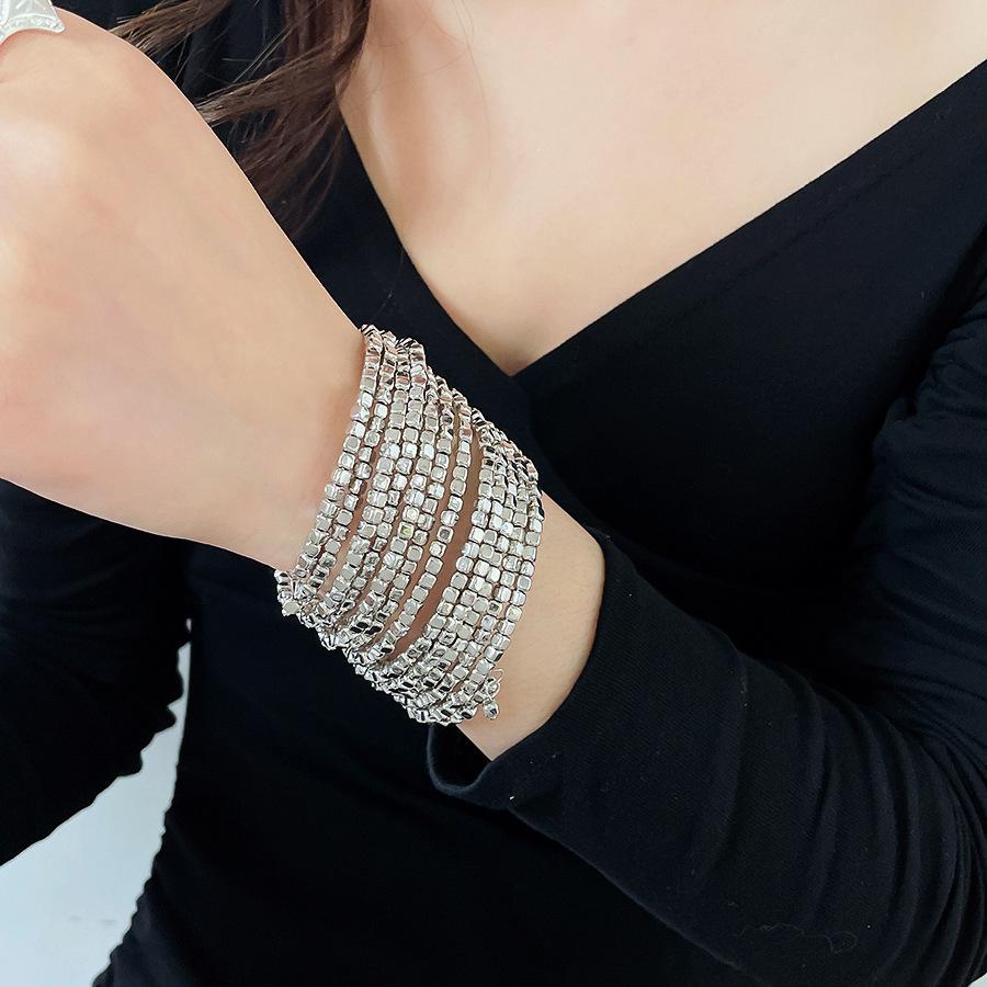 Elegantes mehrschichtiges geometrisches Armband: Luxuriöser, Personalisierter Design- und Kühner Grenzüberschreitender Statement-Schmuck