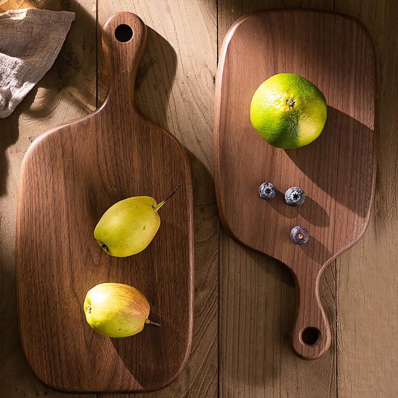 Unregelmäßig geformtes Holzschneidebrett für Brot, Gemüse, Obst, Massivholzbrett aus schwarzem Walnussholz für Lebensmittel, Steak, Charcuterie, Dinner-Käsebrett mit Loch