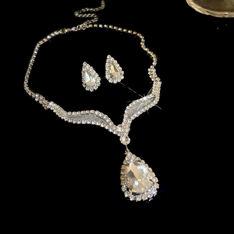 Diamond-encrusted water drop geometric necklace earrings set light luxury high-end collarbone chain fashionable versatile temperament jewelry