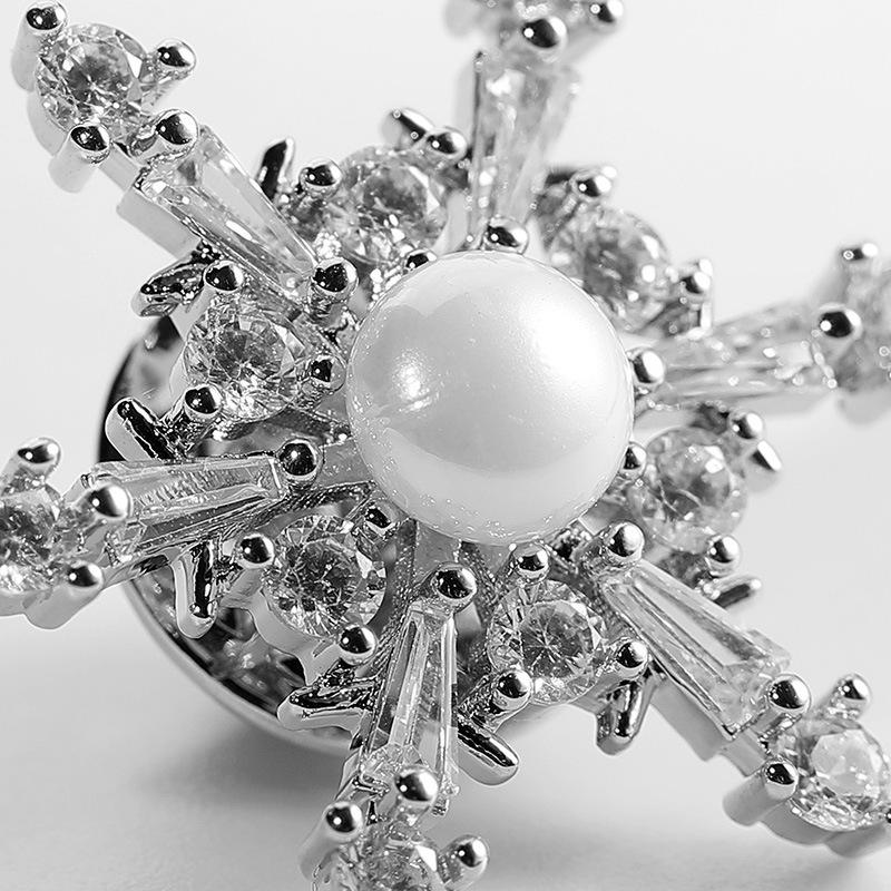 Bo Xin Yun Zirconia Snowflake Brooch: Elegant Korean-Japanese Style Pin with Pearl Accent