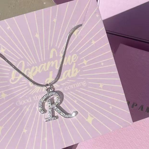 Königliches Hof-Halsband inspiriert von Mean Girls - Set mit Anhängern: Kreuz, Krone & römische Ziffern, vollständig besetzt mit Zirkonia - Luxuriöser, vergoldeter Kupfer-Choker für Damen