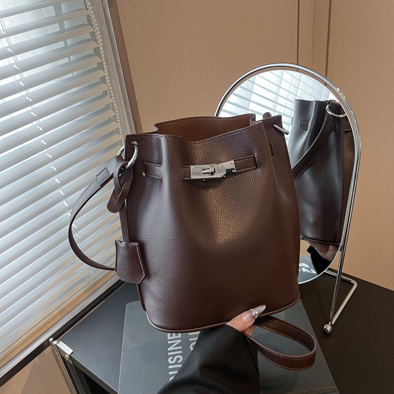 Versatile Bucket Bag, New Large-capacity Bag, Women's High-end Messenger Retro Handbag.