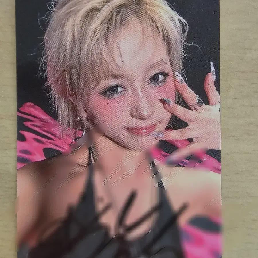 

Фотокарточка Хикару с автографом с Kep1er Bubble Gum