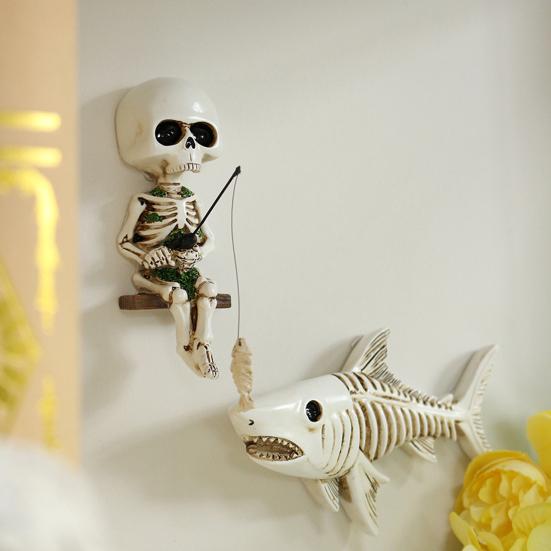 Veggskjelettstatue Fiske Menneskeskjelettfigur med Hai Gotisk Resin Veggdekor Fisker Skjelett for Halloweenfester