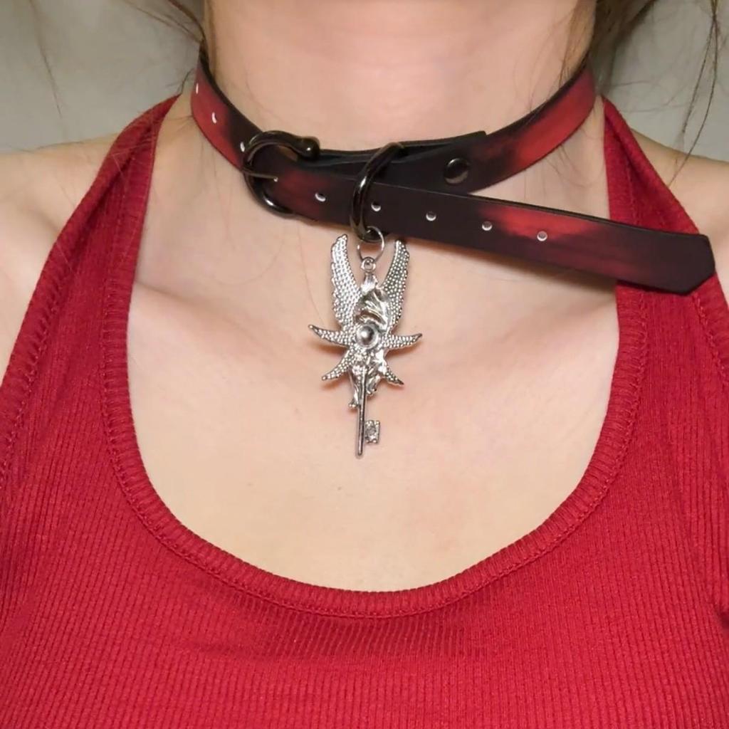 Chique Pittige Meisje Leren Bel Choker Ketting – Uniek Minderheidsontwerp
