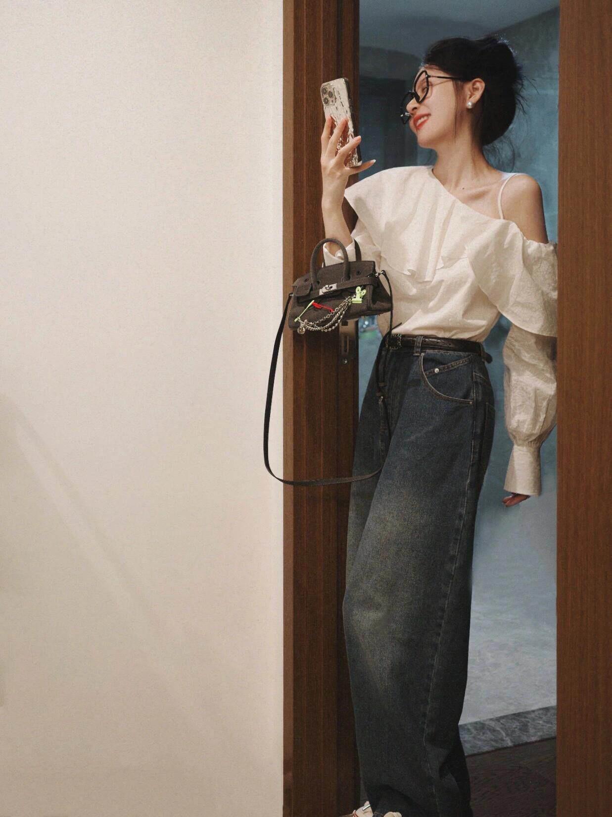 

Plus Size Korean Style Ruffled One-Shoulder Top with Jeans - Early Autumn Set for Women L (Recommended 100-115 jin)