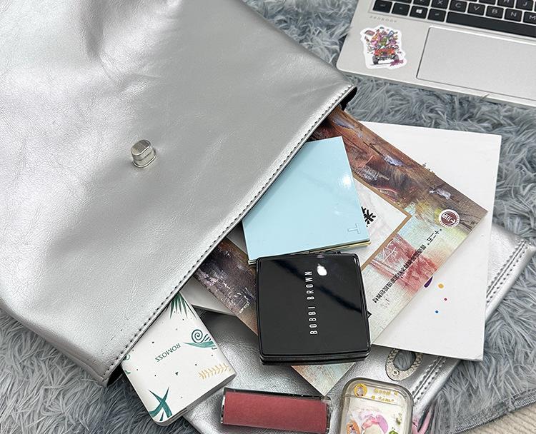 Trendiger 2025 Koreanischer Silberner Rucksack: Großvolumig, lässig und vielseitig für den sommerlichen Pendelverkehr von Frauen