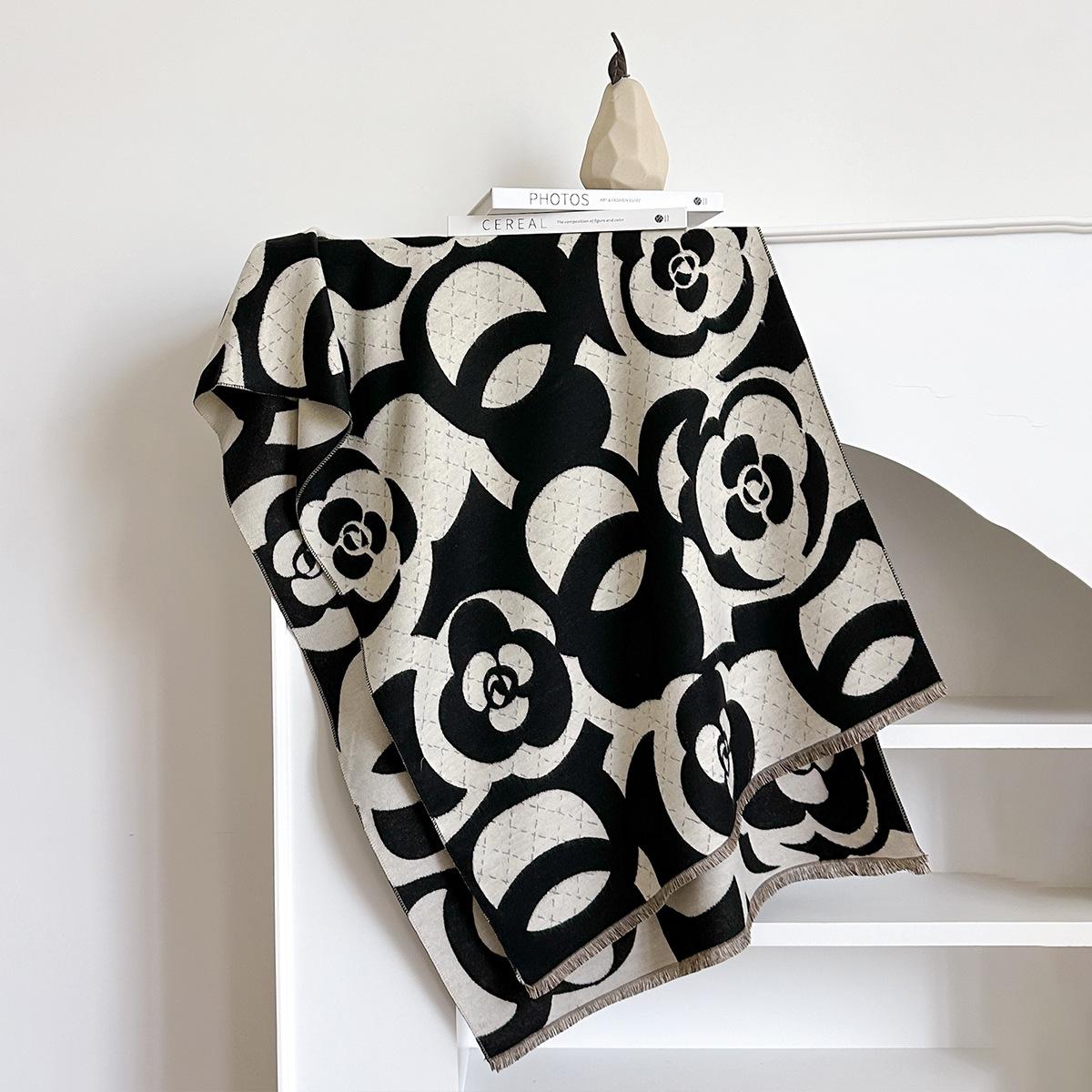 

Шарф Осенне-зимняя шаль Японский и корейский Имитация кашемира Мягкий Имитация кашемира Камелия Защита от холода Атмосфера Теплый шарф 185*65cm чёрный