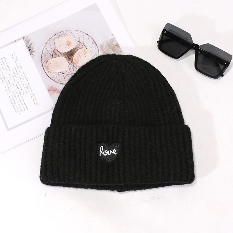 

Женская осенне-зимняя новая шапка из шерсти, подчеркивающая лицо, красного и белого цвета, теплая и простая, с вышивкой «Любовь». Вязаная шапка M（56-58cm）