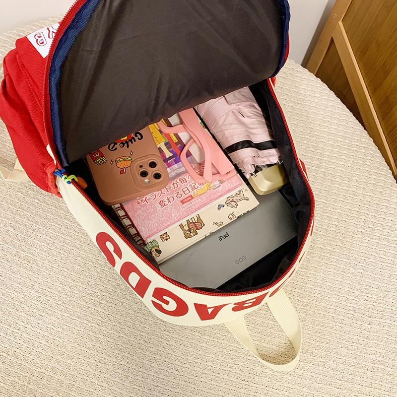 The schoolbag has high value, sweet, fresh and cute printing back, and the leisure and large capacity of junior high school students.