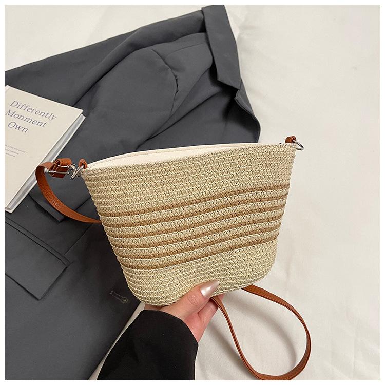 

Соломенное ведро маленькая сумка женская 2025 новая полосатая контрастная плетеная сумка универсальная в иностранном стиле на плечо сумка-мессенджер
