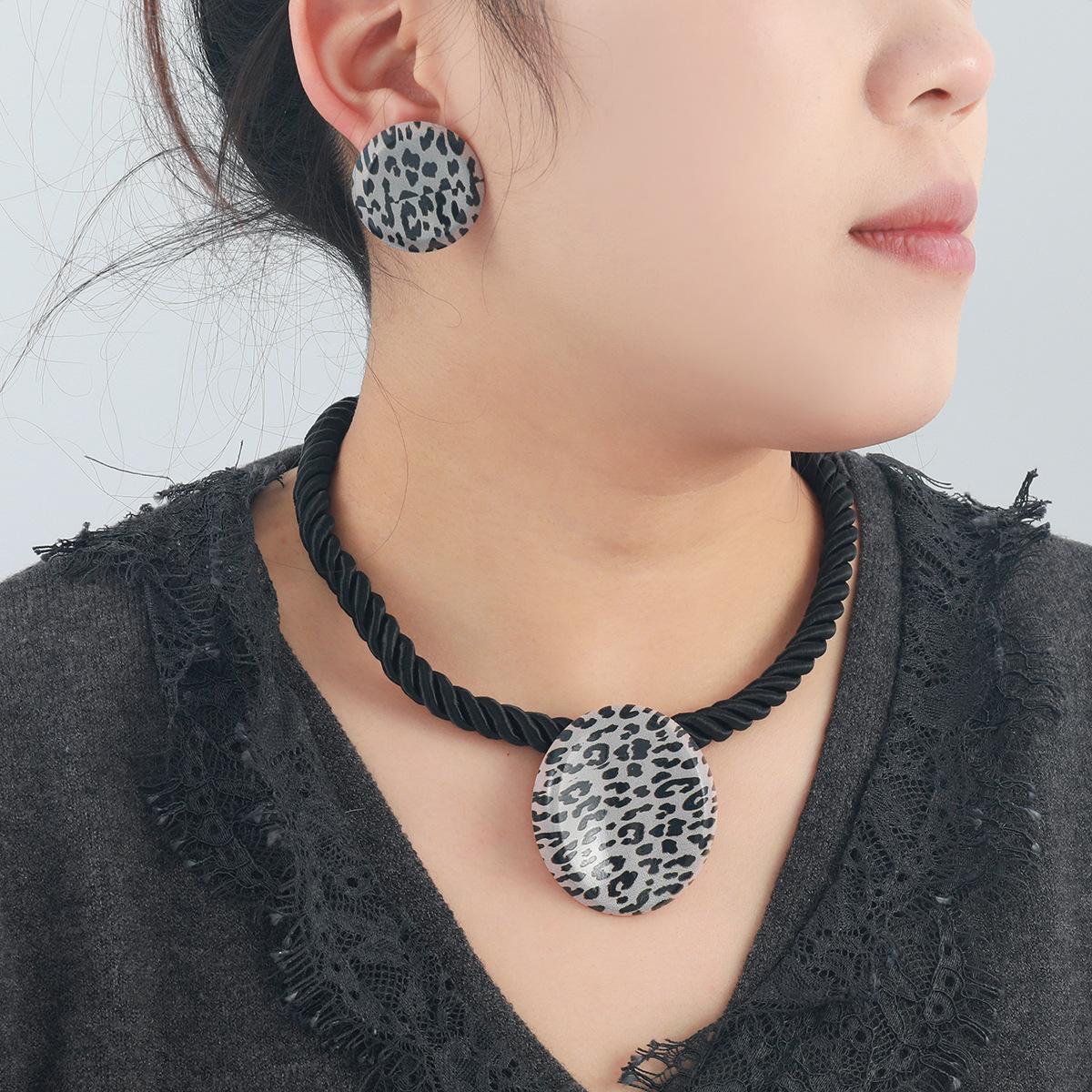 

Модний набір прикрас, намисто, сережки для жінок сірий