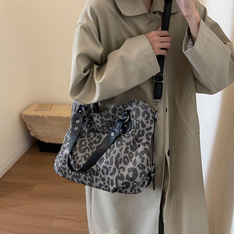 Women's bag new retro handbag fashionable and simple shoulder messenger bag large capacity women's backpack
