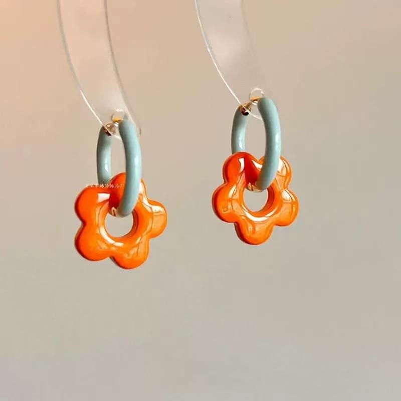 Simple and Retro Mint Manbo Small Fish-shaped Button Earrings, Creating A Cool and Fashionable, Unique and Versatile Style of Earrings.