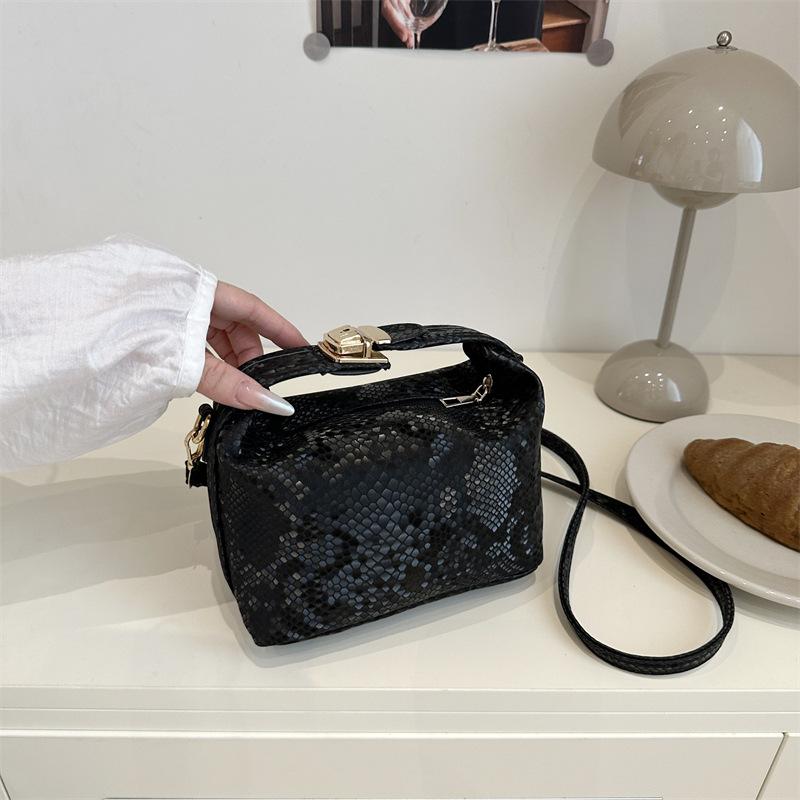 

Иностранный стиль тренд новая летняя однотонная сумка-коробка женская нишевая высококлассная текстура темперамент универсальная модная сумка-мессенджер чёрный