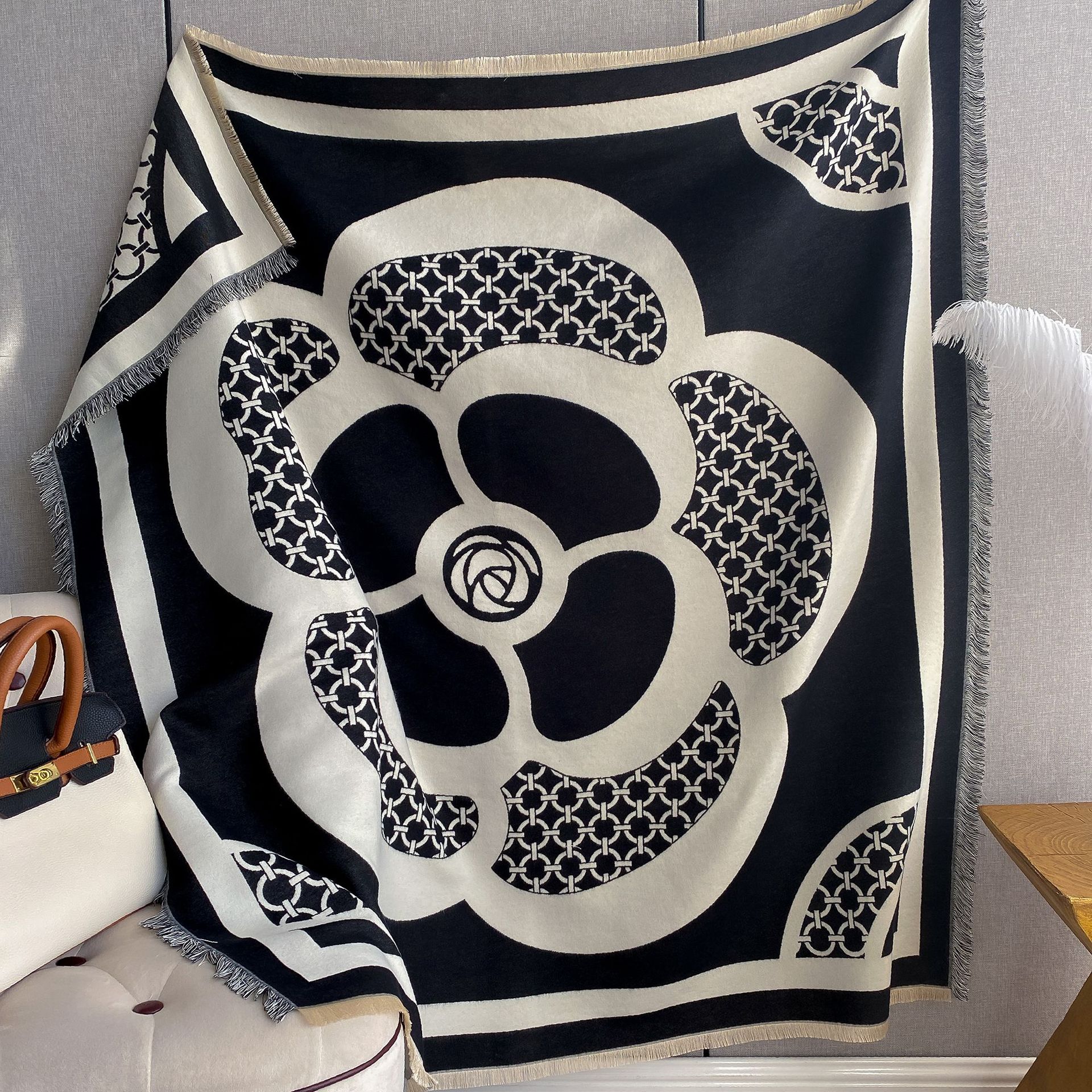 

Шарф Камелия Женский Стиль Имитация Кашемира Квадратный Шарф Утолщенный Теплая Шаль Накидка для Помещения с Кондиционером 130*130cm чёрный