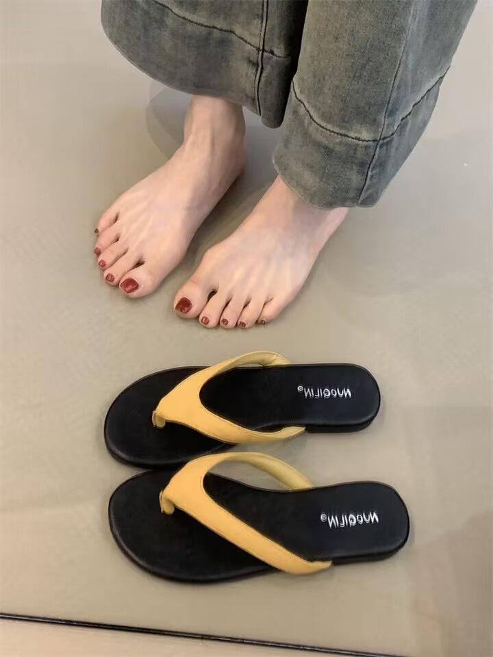 

In stock, the new minimalist toe beach vacation fashionable contrasting color versatile flip-flops women s summer wear 35 жёлтый