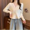 Frühlings Meerjungfrauen Saum Strickjacke Top Damen Neu Koreanische Mode Langarm Perlenverschluss V-Ausschnitt Pullover Jacke Damen